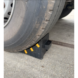Cale de roue pour camion sur quai de chargement